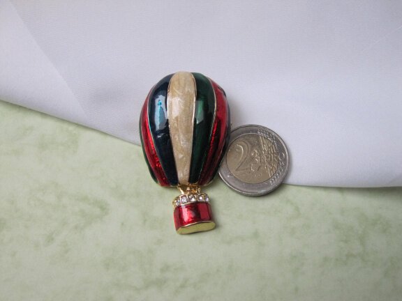Broche goudkleurige luchtballon met rood groen gemarmerd emaille 5.8x3.2 cm - nr. 1