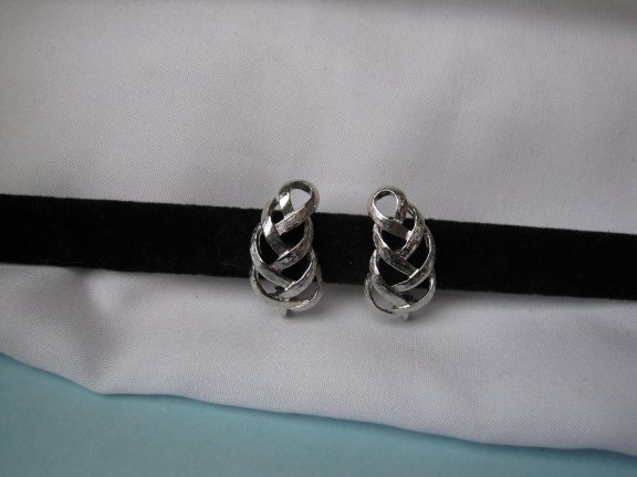 Oorbellen Avon zilverkleurig opengewerkt blad model 2.1x1.2 cm - Afbeelding 2
