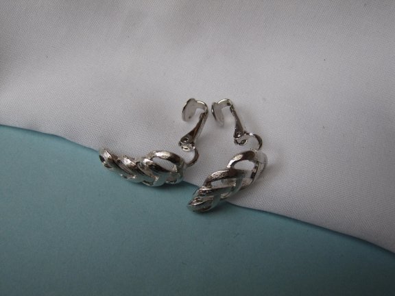 Oorbellen Avon zilverkleurig opengewerkt blad model 2.1x1.2 cm - Afbeelding 3