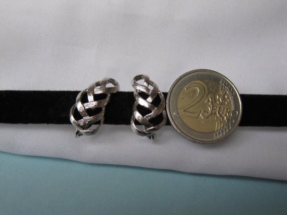 Oorbellen Avon zilverkleurig opengewerkt blad model 2.1x1.2 cm - Afbeelding 4