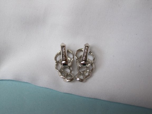 Oorbellen Avon zilverkleurig opengewerkt blad model 2.1x1.2 cm - Afbeelding 6