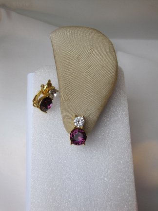Oorbellen Trifari goudkleurig met helder en paarse kristal rijnsteentjes 1.8x1.0 cm - nr. 1
