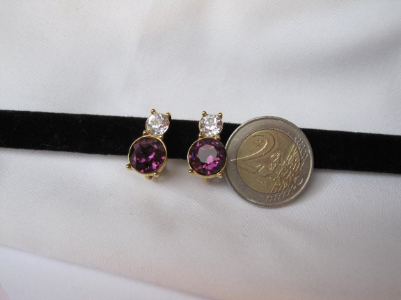Oorbellen Trifari goudkleurig met helder en paarse kristal rijnsteentjes 1.8x1.0 cm - Afbeelding 2
