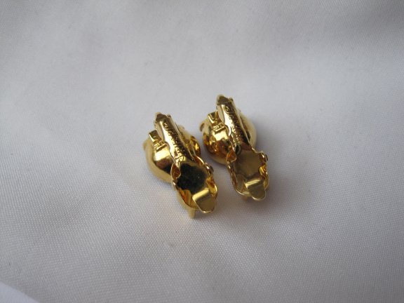 Oorbellen Trifari goudkleurig met helder en paarse kristal rijnsteentjes 1.8x1.0 cm - Afbeelding 3