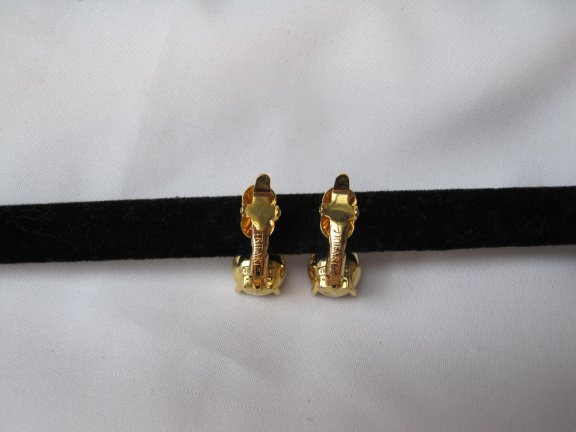 Oorbellen Trifari goudkleurig met helder en paarse kristal rijnsteentjes 1.8x1.0 cm - Afbeelding 4