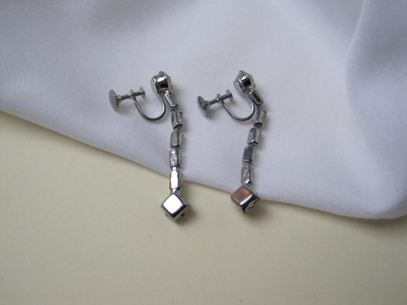 Oorbellen zilverkleurig met vierkant en baquette kristal rijnstenen 4.6x0.7 cm schroefmodel - Afbeelding 3
