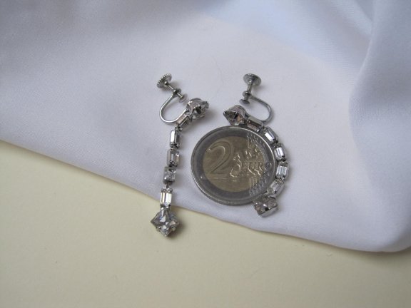 Oorbellen zilverkleurig met vierkant en baquette kristal rijnstenen 4.6x0.7 cm schroefmodel - Afbeelding 4
