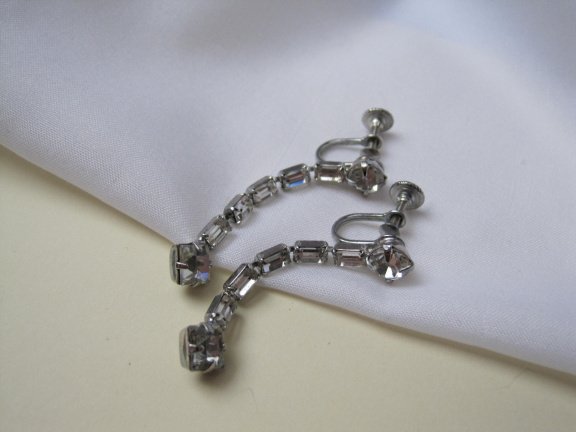 Oorbellen zilverkleurig met vierkant en baquette kristal rijnstenen 4.6x0.7 cm schroefmodel - Afbeelding 7