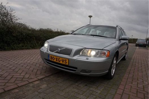 Volvo V70 - 2.4 D5 185PK AWD EDITION SPORT LUXE SUPER STAAT LEDER STOELVERW. NAVI XENON TREKHAAK PDC - 1