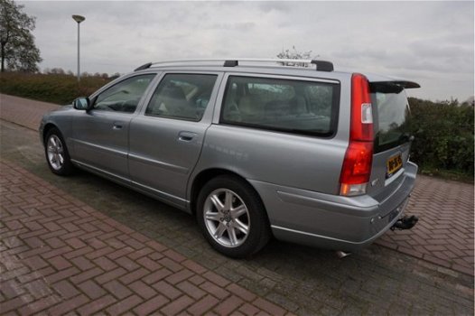 Volvo V70 - 2.4 D5 185PK AWD EDITION SPORT LUXE SUPER STAAT LEDER STOELVERW. NAVI XENON TREKHAAK PDC - 1