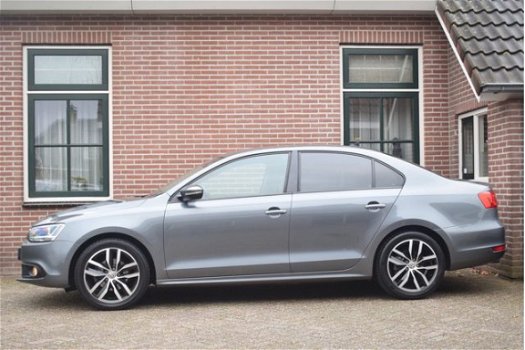 Volkswagen Jetta - 1.6 TDI 105pk Comfort Executive Line BlueMotion Ecc Pdc Trekhaak Navigatie - 1