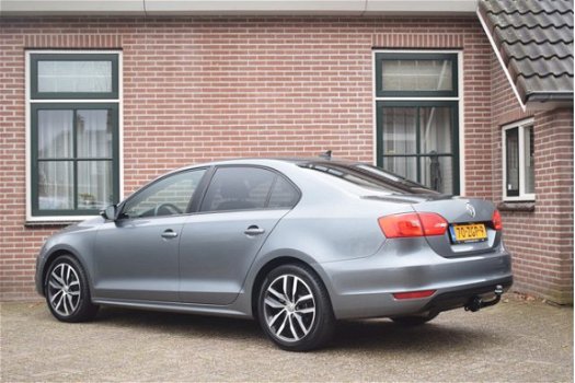 Volkswagen Jetta - 1.6 TDI 105pk Comfort Executive Line BlueMotion Ecc Pdc Trekhaak Navigatie - 1