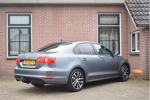 Volkswagen Jetta - 1.6 TDI 105pk Comfort Executive Line BlueMotion Ecc Pdc Trekhaak Navigatie - 1