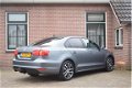 Volkswagen Jetta - 1.6 TDI 105pk Comfort Executive Line BlueMotion Ecc Pdc Trekhaak Navigatie - 1 - Thumbnail