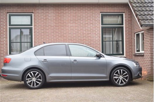 Volkswagen Jetta - 1.6 TDI 105pk Comfort Executive Line BlueMotion Ecc Pdc Trekhaak Navigatie - 1