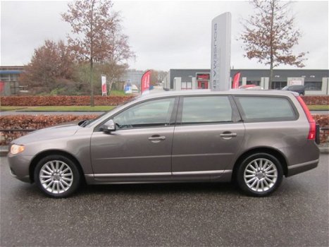 Volvo V70 - 2.5T Momentum Leer+DVD+Navigatie - 1