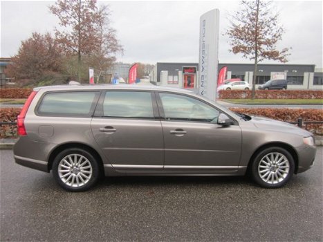 Volvo V70 - 2.5T Momentum Leer+DVD+Navigatie - 1