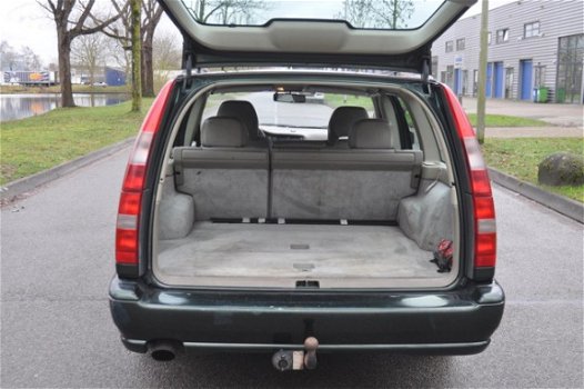 Volvo V70 - 2.5 T Exclusive LEDER/1 JAAR APK VELE OPTIES - 1