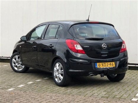 Opel Corsa - 1.4 (100pk) BlitZ met Navi, Winterpakket, Trekhaak - 1