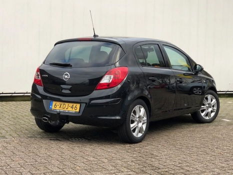 Opel Corsa - 1.4 (100pk) BlitZ met Navi, Winterpakket, Trekhaak - 1