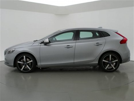 Volvo V40 - 2.0 D4 190 PK SUMMUM BUSINESS + LEDER / 18 INCH / CAMERA / KEYLESS - 1