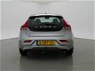 Volvo V40 - 2.0 D4 190 PK SUMMUM BUSINESS + LEDER / 18 INCH / CAMERA / KEYLESS - 1 - Thumbnail