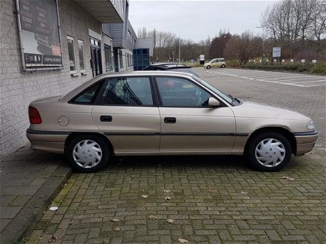 Opel Astra - 1.6i Season APK 119.000 km - 1