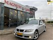 BMW 3-serie - 320i NAVI/PARKEERS./AIRCO/PANO.DAK LEASEKOOP €99, - 1 - Thumbnail