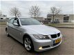 BMW 3-serie - 320i NAVI/PARKEERS./AIRCO/PANO.DAK LEASEKOOP €99, - 1 - Thumbnail
