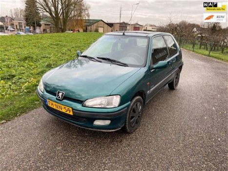 Peugeot 106 - 1.4 Sport APK 27-12-2020 Stuurbekrachtiging , CV, Elektrische ramen - 1