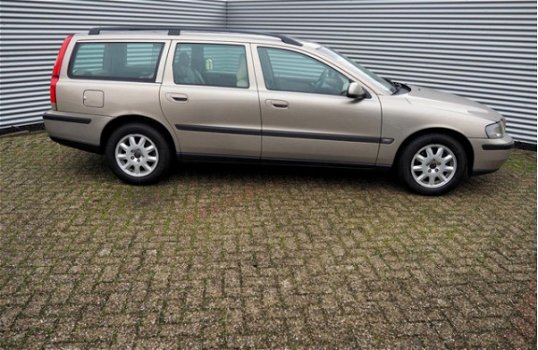 Volvo V70 - 2.4 140pk Comfort Line AUTOM. CLIMA CRUISE YOUNGTIMER - 1