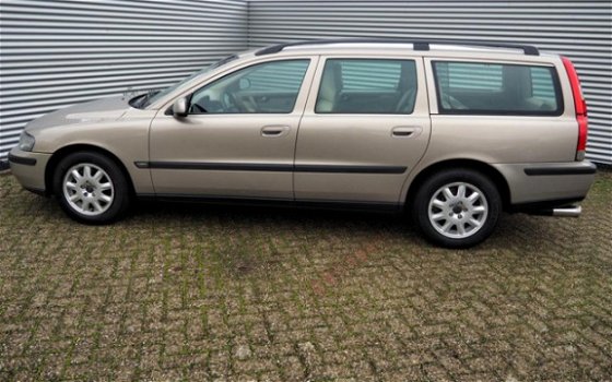 Volvo V70 - 2.4 140pk Comfort Line AUTOM. CLIMA CRUISE YOUNGTIMER - 1