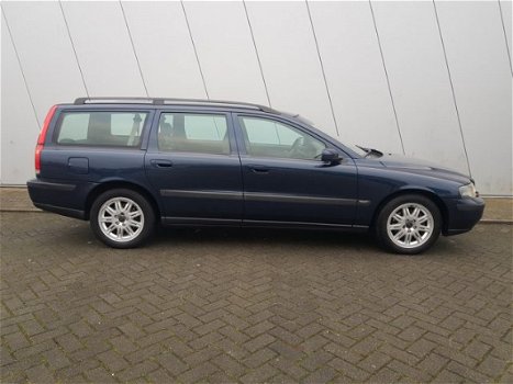 Volvo V70 - 2.4 D5 Black Sapphire Edition II | RIJDT EN SCHAKELT HEERLIJK | - 1