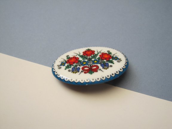 Broche wit blauw vuur emaille met rode bloemen 3.3x2.4 cm - Afbeelding 2
