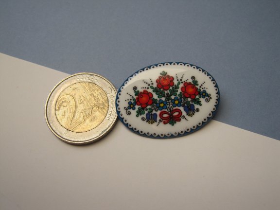 Broche wit blauw vuur emaille met rode bloemen 3.3x2.4 cm - Afbeelding 3
