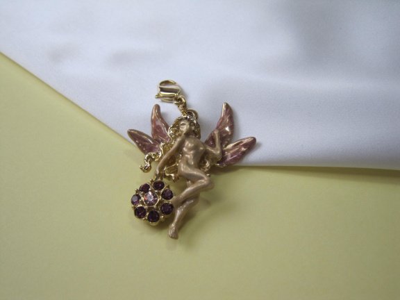 Kettinghanger Kirks Folly goudkleurig emaille Fairy/Fee met paars kristal bal 3.7x3.1 cm. - Afbeelding 3
