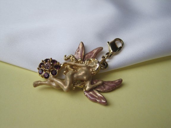 Kettinghanger Kirks Folly goudkleurig emaille Fairy/Fee met paars kristal bal 3.7x3.1 cm. - Afbeelding 4