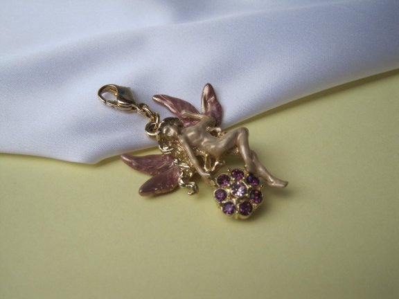 Kettinghanger Kirks Folly goudkleurig emaille Fairy/Fee met paars kristal bal 3.7x3.1 cm. - Afbeelding 5