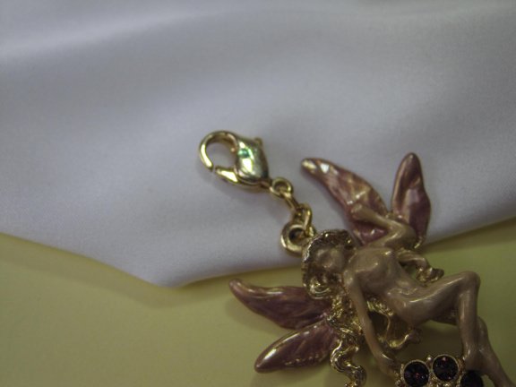 Kettinghanger Kirks Folly goudkleurig emaille Fairy/Fee met paars kristal bal 3.7x3.1 cm. - Afbeelding 6