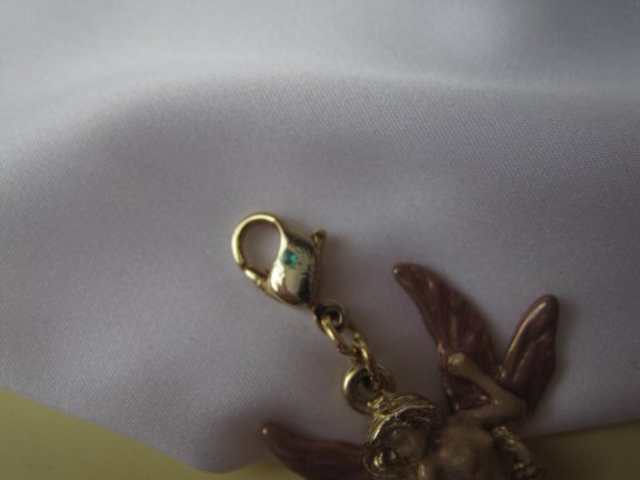 Kettinghanger Kirks Folly goudkleurig emaille Fairy/Fee met paars kristal bal 3.7x3.1 cm. - Afbeelding 8