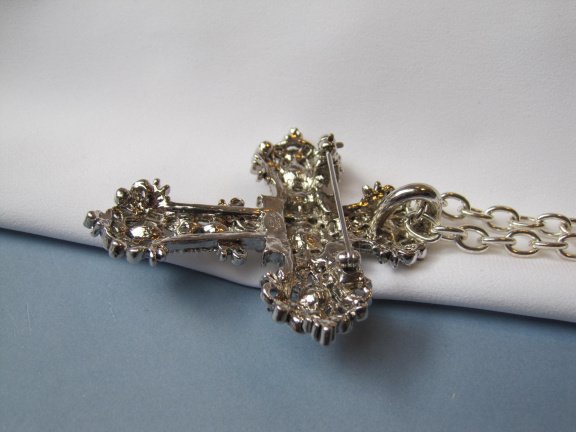 Kettinghanger broche Kirks Folly zilverkleurig kruis model met helder en aurora kristal 6.0x4.8 cm - Afbeelding 7