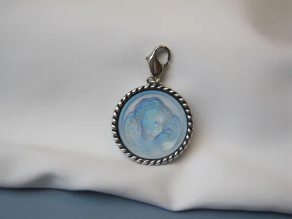Kettinghanger Kirks Folly zilverkleurig met blauwe glas camee LOVE NEVER DIES 2.9 cm. - nr. 1
