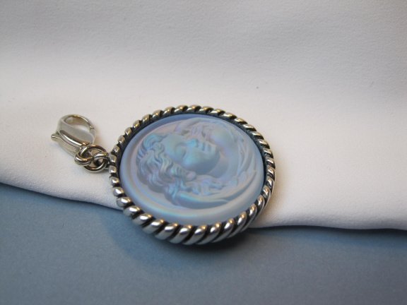 Kettinghanger Kirks Folly zilverkleurig met blauwe glas camee LOVE NEVER DIES 2.9 cm. - Afbeelding 4