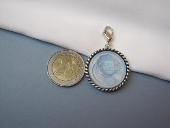 Kettinghanger Kirks Folly zilverkleurig met blauwe glas camee LOVE NEVER DIES 2.9 cm. - Afbeelding 5