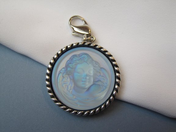Kettinghanger Kirks Folly zilverkleurig met blauwe glas camee LOVE NEVER DIES 2.9 cm. - Afbeelding 6