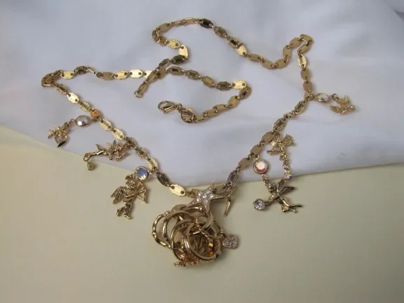 Ketting Kirks Folly goudkleurig met fabelachtige bedels en ringen 76 cm - nr. 1