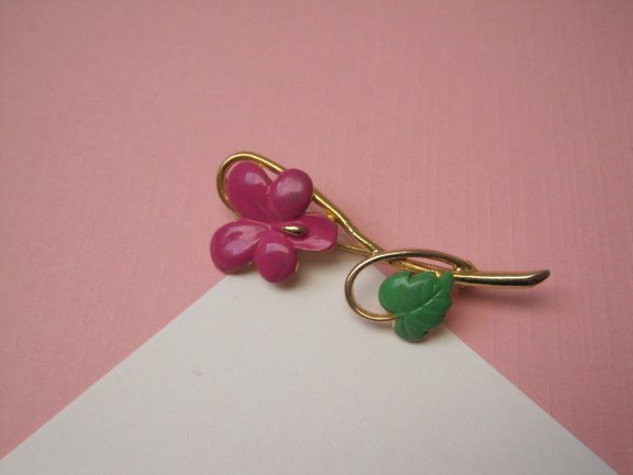 Broche goudkleurige bloem met hard roze en groen emaille 5.2x1.8 cm. - nr. 1