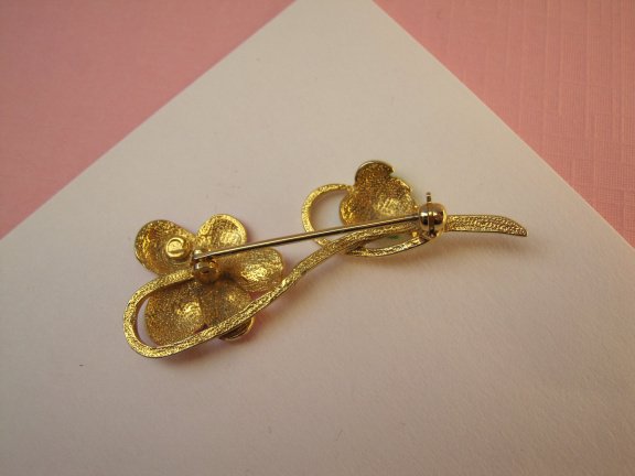 Broche goudkleurige bloem met hard roze en groen emaille 5.2x1.8 cm. - Afbeelding 2