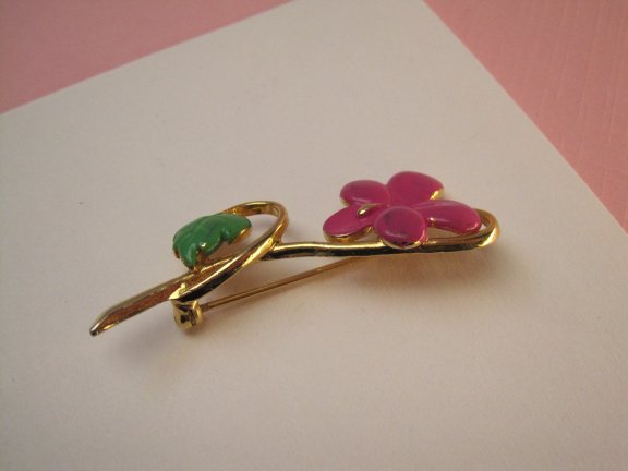 Broche goudkleurige bloem met hard roze en groen emaille 5.2x1.8 cm. - Afbeelding 4