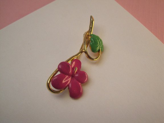 Broche goudkleurige bloem met hard roze en groen emaille 5.2x1.8 cm. - Afbeelding 5